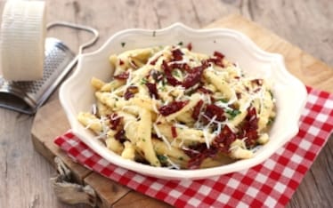 Fusilli al ferretto con cacioricotta e peperoni 'cruschi'