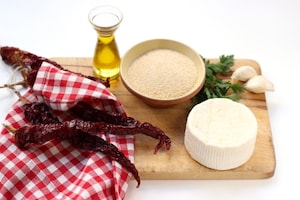 Preparazione Fusilli al ferretto con cacioricotta e peperoni 'cruschi' - Fase 1