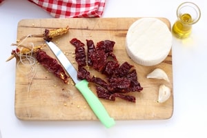 Preparazione Fusilli al ferretto con cacioricotta e peperoni 'cruschi' - Fase 1