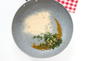 Preparazione Fusilli al ferretto con cacioricotta e peperoni 'cruschi' - Fase 3