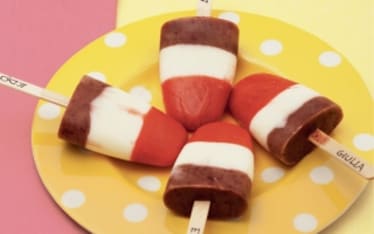 Ghiaccioli di yogurt, mirtilli e fragole 