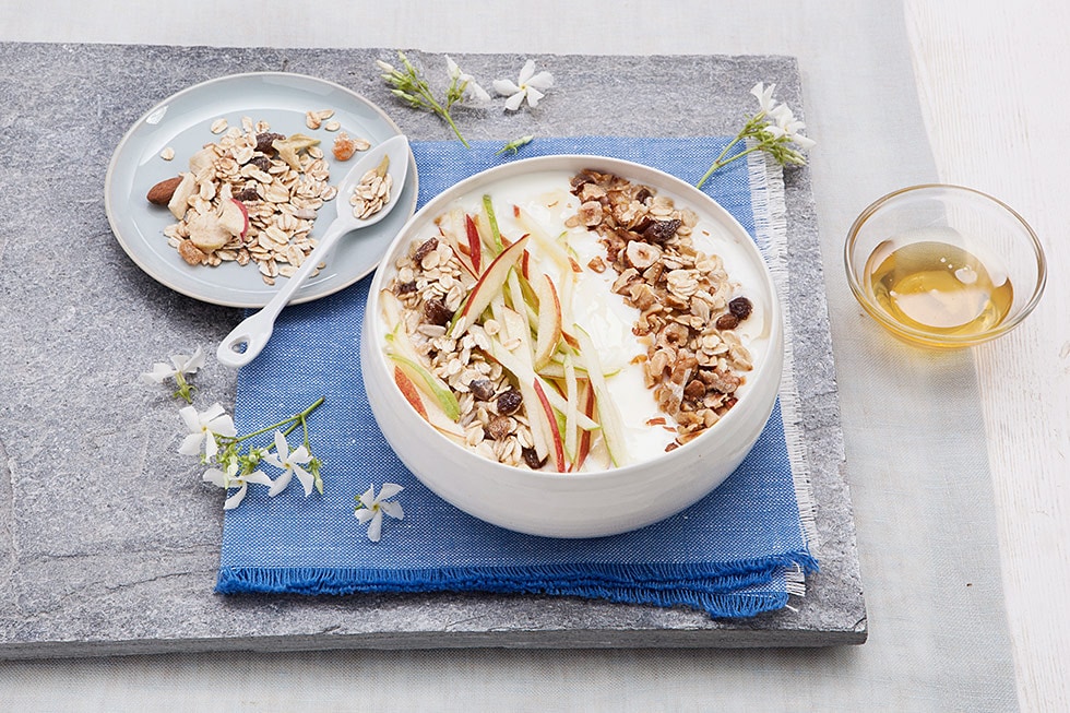 Insalata di mele allo yogurt, muesli e frutta secca  ricetta