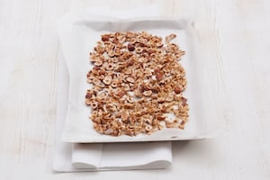 Preparazione Insalata di mele allo yogurt, muesli e frutta secca  - Fase 1