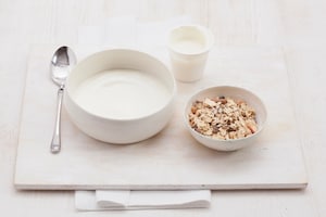 Preparazione Insalata di mele allo yogurt, muesli e frutta secca  - Fase 3