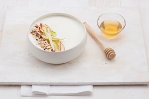 Preparazione Insalata di mele allo yogurt, muesli e frutta secca  - Fase 3