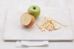 Preparazione Insalata di mele allo yogurt, muesli e frutta secca  - Fase 2