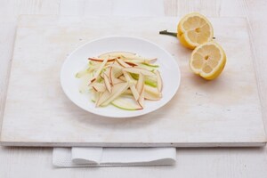 Preparazione Insalata di mele allo yogurt, muesli e frutta secca  - Fase 2