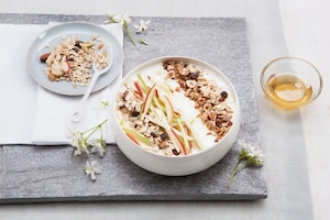 Preparazione Insalata di mele allo yogurt, muesli e frutta secca  - Fase 4