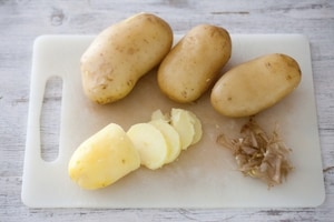 Preparazione Patate, pomodoro e pancetta al forno - Fase 1