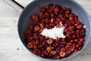 Preparazione Scendiletto alle ciliegie  - Fase 3