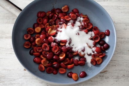 Preparazione Scendiletto alle ciliegie  - Fase 2 Preparazione Scendiletto alle ciliegie  - Fase 2