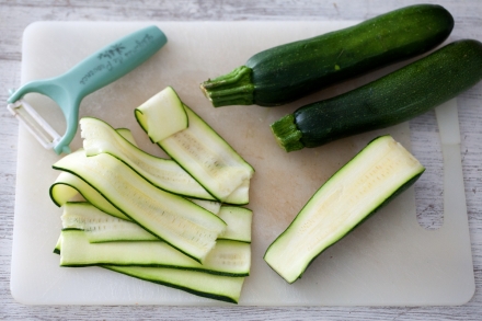 Preparazione Spiedini di gamberi e zucchine - Fase 1 Preparazione Spiedini di gamberi e zucchine - Fase 1