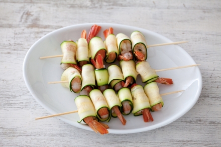 Preparazione Spiedini di gamberi e zucchine - Fase 2 Preparazione Spiedini di gamberi e zucchine - Fase 2
