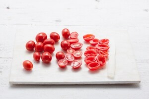 Preparazione Tagliata di mozzarella con pomodorini al forno e acciughe   - Fase 1