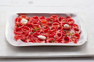 Preparazione Tagliata di mozzarella con pomodorini al forno e acciughe   - Fase 1