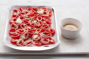 Preparazione Tagliata di mozzarella con pomodorini al forno e acciughe   - Fase 2