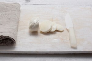 Preparazione Tagliata di mozzarella con pomodorini al forno e acciughe   - Fase 3