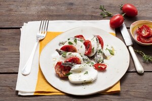 Preparazione Tagliata di mozzarella con pomodorini al forno e acciughe   - Fase 3
