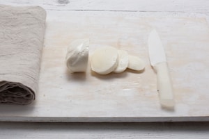 Preparazione Tagliata di mozzarella con pomodorini al forno e acciughe   - Fase 3