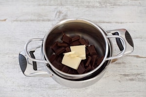 Preparazione Torta al cioccolato senza cottura - Fase 3