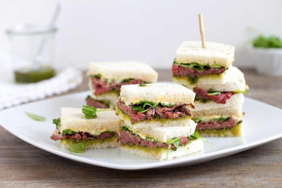 Tramezzini con roastbeef, rucola e pesto ricetta