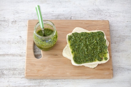 Preparazione Tramezzini con roastbeef, rucola e pesto - Fase 2 Preparazione Tramezzini con roastbeef, rucola e pesto - Fase 2