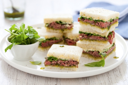Preparazione Tramezzini con roastbeef, rucola e pesto - Fase 5 Preparazione Tramezzini con roastbeef, rucola e pesto - Fase 5