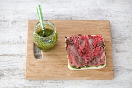 Preparazione Tramezzini con roastbeef, rucola e pesto - Fase 3 Preparazione Tramezzini con roastbeef, rucola e pesto - Fase 3