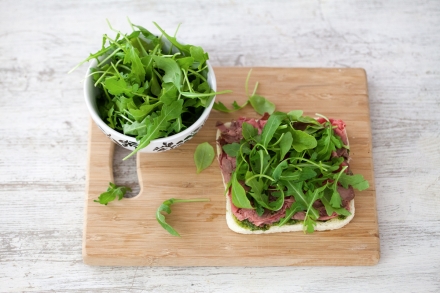 Preparazione Tramezzini con roastbeef, rucola e pesto - Fase 3 Preparazione Tramezzini con roastbeef, rucola e pesto - Fase 3