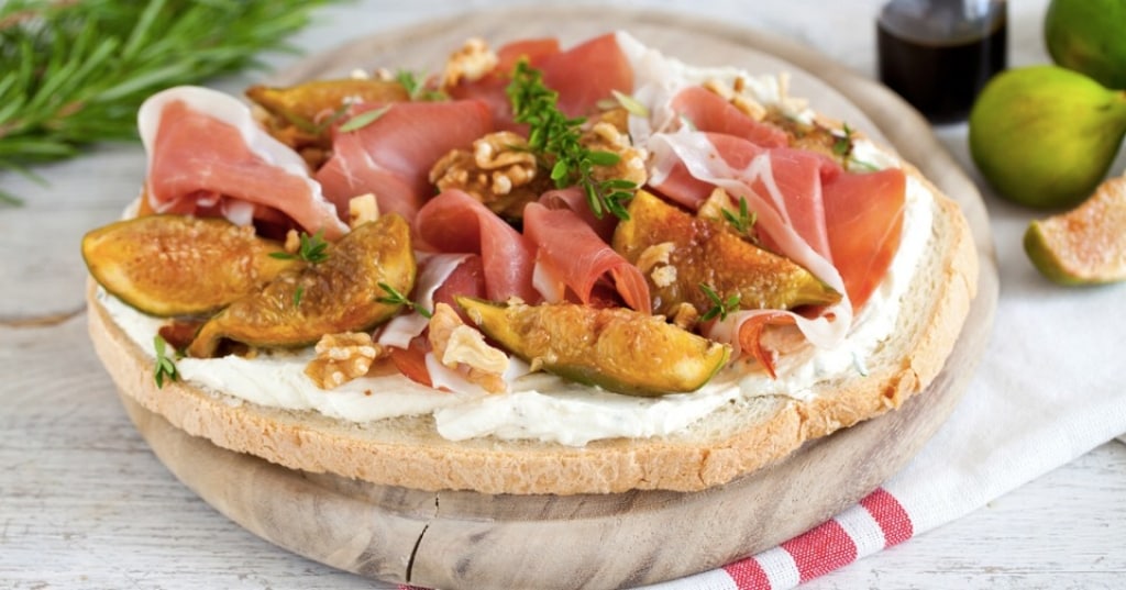 Ricetta Bruschetta con robiola, prosciutto crudo, noci e fichi all