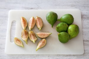 Preparazione Bruschetta con robiola, prosciutto crudo, noci e fichi all’aceto balsamico - Fase 1