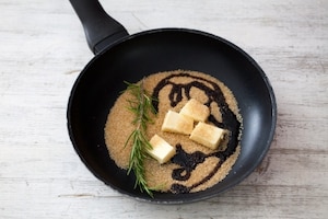 Preparazione Bruschetta con robiola, prosciutto crudo, noci e fichi all’aceto balsamico - Fase 1