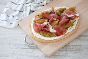 Preparazione Bruschetta con robiola, prosciutto crudo, noci e fichi all’aceto balsamico - Fase 3