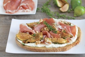 Preparazione Bruschetta con robiola, prosciutto crudo, noci e fichi all’aceto balsamico - Fase 4