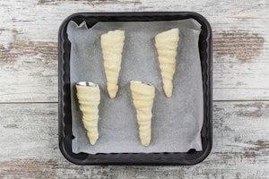 Preparazione Cannoncini alla panna - Fase 1