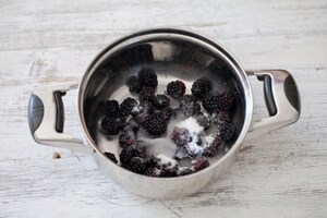 Preparazione Cheesecake brownies alle more - Fase 1