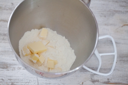Preparazione Crostata meringata al limone con frutta - Fase 1 Preparazione Crostata meringata al limone con frutta - Fase 1