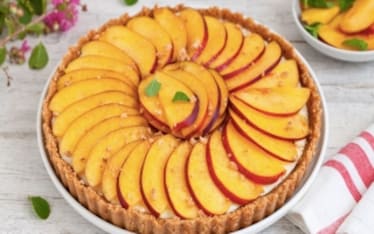 Crostata senza cottura alle pesche, ricotta e amaretti