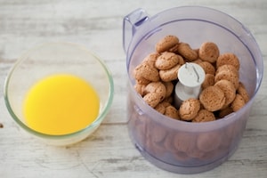 Preparazione Crostata senza cottura alle pesche, ricotta e amaretti - Fase 1