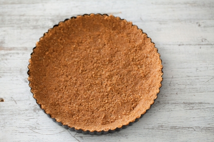 Preparazione Crostata senza cottura alle pesche, ricotta e amaretti - Fase 1 Preparazione Crostata senza cottura alle pesche, ricotta e amaretti - Fase 1