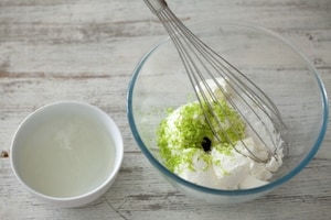 Preparazione Crostata senza cottura alle pesche, ricotta e amaretti - Fase 2