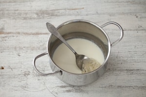 Preparazione Crostata senza cottura alle pesche, ricotta e amaretti - Fase 2