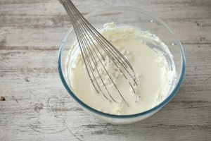 Preparazione Crostata senza cottura alle pesche, ricotta e amaretti - Fase 3