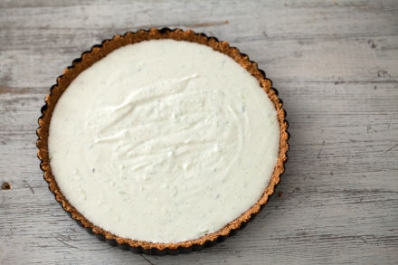 Preparazione Crostata senza cottura alle pesche, ricotta e amaretti - Fase 3 Preparazione Crostata senza cottura alle pesche, ricotta e amaretti - Fase 3