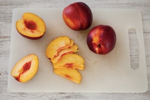Preparazione Crostata senza cottura alle pesche, ricotta e amaretti - Fase 4
