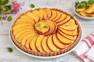Preparazione Crostata senza cottura alle pesche, ricotta e amaretti - Fase 4