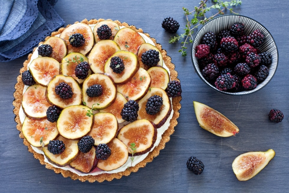 Crostata senza cottura con more e fichi ricetta