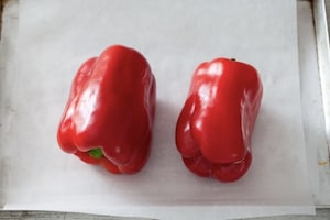 Preparazione Crostoni con formaggio di capra alle erbe, peperoni arrostiti al forno e fiori di capperi  - Fase 1