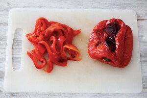 Preparazione Crostoni con formaggio di capra alle erbe, peperoni arrostiti al forno e fiori di capperi  - Fase 1