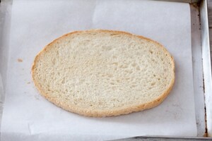 Preparazione Crostoni con formaggio di capra alle erbe, peperoni arrostiti al forno e fiori di capperi  - Fase 3